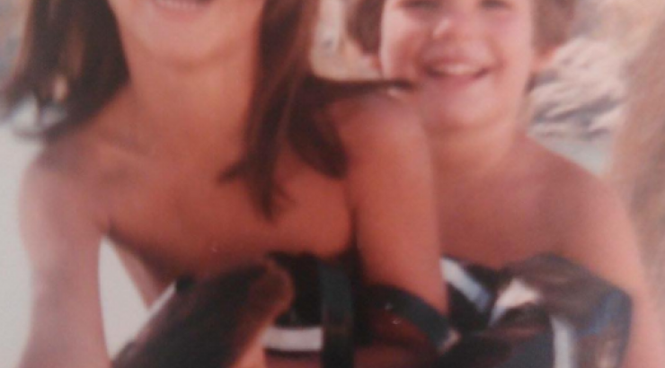 Ποιος κούκλος Έλληνας είναι το αγοράκι στη φωτογραφία που ποζάρει μαζί με την αδερφή του;