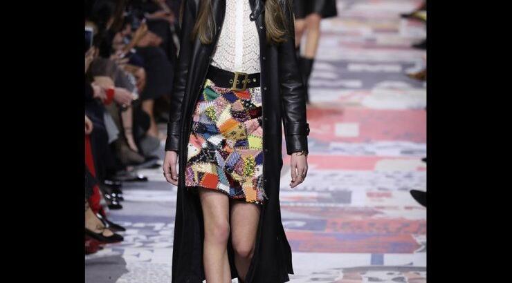  Η ιστορία πίσω από το slogan sweater  του οίκου Dior που θα φοράμε την επομένη σεζόν