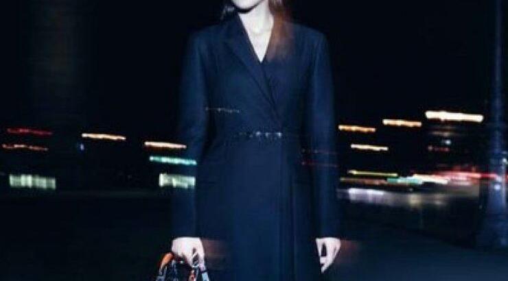 H Marion Cotillard φωτογραφίζεται με τη Lady Dior