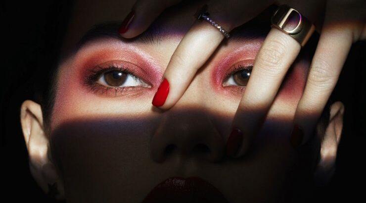 Το φετινό Halloween, ο Dior γιορτάζει το κόκκινο με ένα κομψό μακιγιάζ με δραματικό τόνο