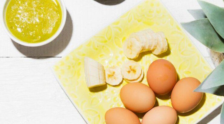 Μπανάνα και αυγό: Η καλύτερη DIY μάσκα μαλλιών που δοκιμάσαμε στην καραντίνα