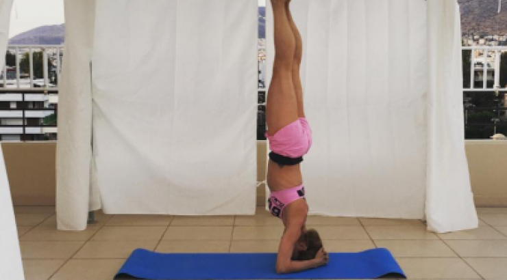 Ελληνίδα παρουσιάστρια εντυπωσιάζει με το σώμα της κάνοντας κατακόρυφο!