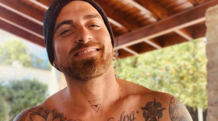 Δώρος Παναγίδης: Ημίγυμνος και με νέο hair look μας έδειξε τους σέξι κοιλιακούς του