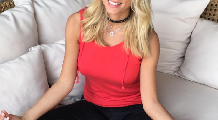 Δούκισσα Νομικού: Δείτε την αμακιγιάριστη και με σέξι μαγιό στην παραλία!