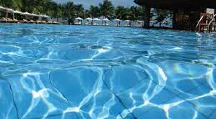 Πόσα μικρόβια κρύβονται τελικά στις πισίνες;