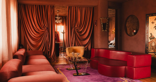 Αυτό το… θεατρικό διαμέρισμα είναι αυτό που συμβαίνει όταν μια designer σχεδιάζει για τον εαυτό της