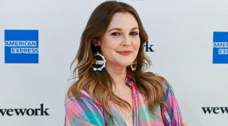 Drew Barrymore: Σου δείχνει δυο τέλειες συμβουλές εάν έσπασες σπυράκι [βίντεο]