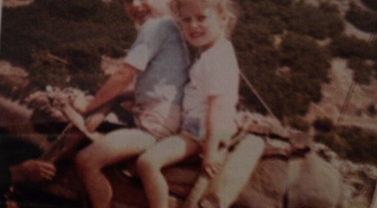 Ποια celebrity ποζάρει στα νιάτα της με τον αδερφό της;