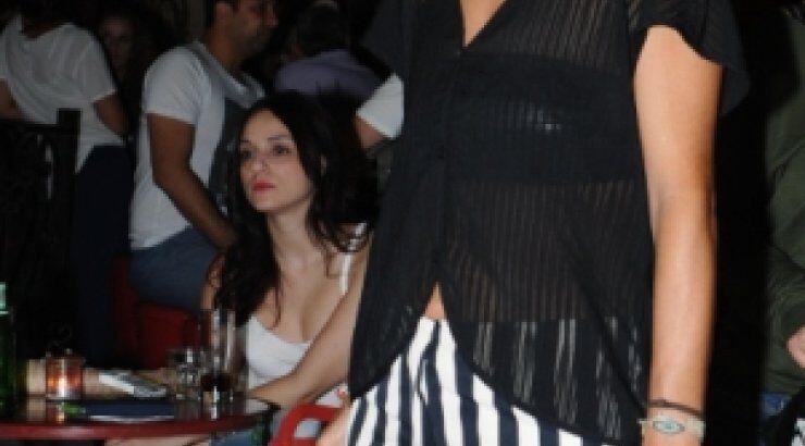 Η Γιώτα Παπαδοπούλου στην παραλία με τα παιδιά της [εικόνα]