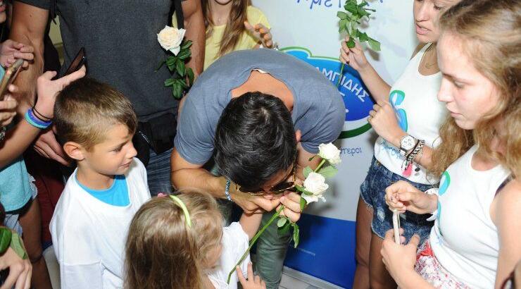 Η συγκινητική υποδοχή των εθελοντών του προγράμματος "ΣΥΜΜΕΤΟΧΗ" στο Σάκη Ρουβά [βίντεο] 