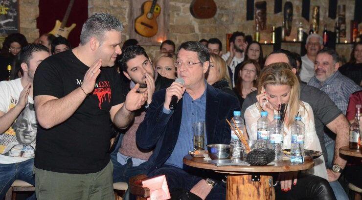 Νίκος Αναστασιάδης: Τραγούδησε live στο "ΜνημόνιΩΧ" και αποθεώθηκε