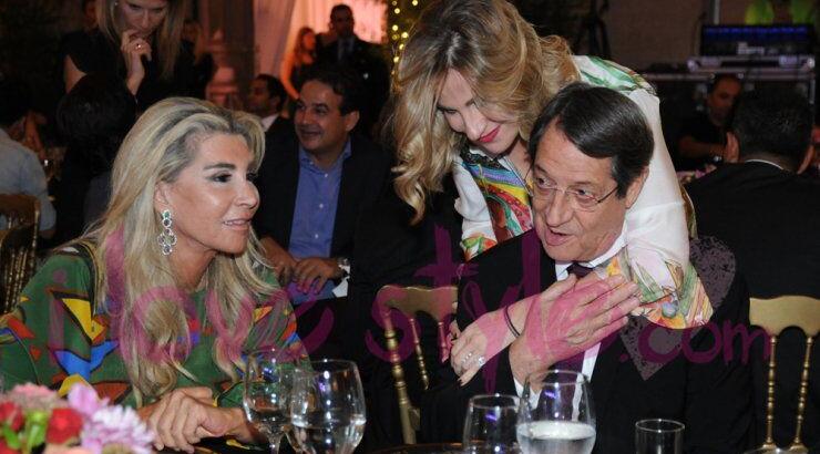 Ινώ Αναστασιάδη Μισιρλή: Οι αγκαλιές και τα φιλιά στον πατέρα της Νίκο Αναστασιάδη