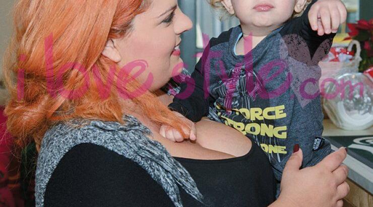 Ο γιος της Μαριλένης Σταύρου τραγουδάει με μικρόφωνο και "λιώνει" το instagram!