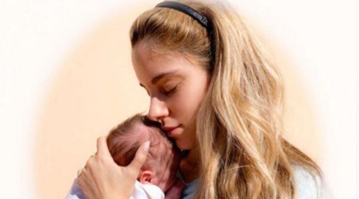 Δεν φαντάζεστε τι φόρεσε η Δούκισσα Νομικού στη νεογέννητη κόρη της!