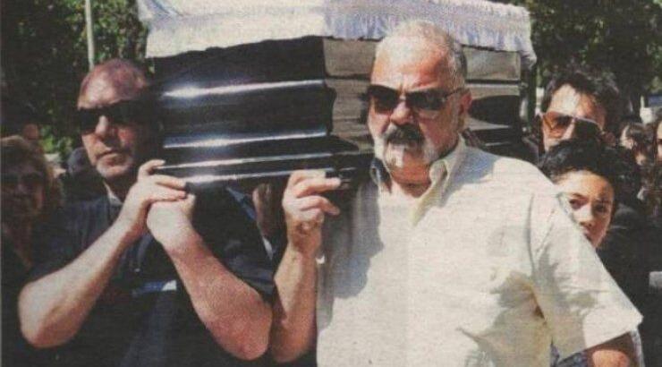 «Λύγισαν» καρδιές στην κηδεία του Ανδρέα Ντούζου (φωτό)