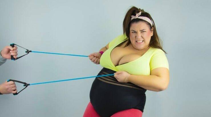 H Αφροδίτη από το Big Brother πόζαρε ολόγυμνη σε δημόσια θέα για να στείλει ισχυρά μηνύματα 