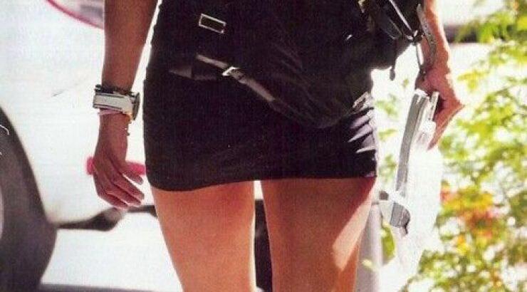 Αυτή είναι η Φαίη Σκορδά με δεκάποντη γόβα και μίνι μέχρι τον... αφαλό σε βόλτα στο Κολωνάκι!