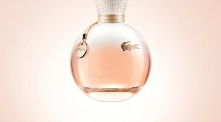 Το αισθησιακό άγγιγμα αγνού, λευκού βαμβακιού στο δέρμα