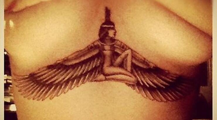 Πασίγνωστη τραγουδίστρια μας δείχνει το τατουάζ στο στήθος της