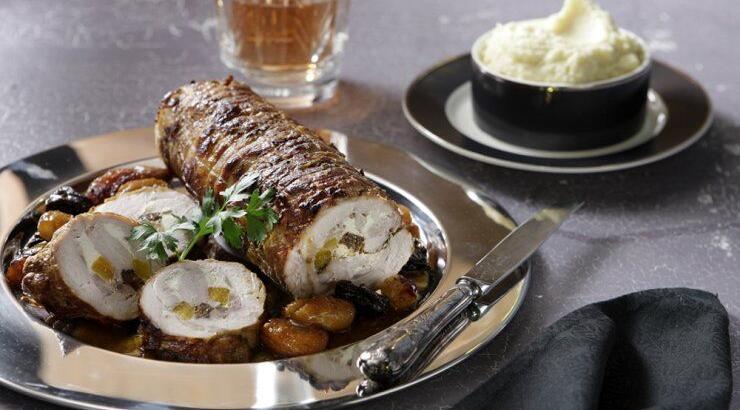 Ρολό χοιρινό γεμιστό με Philadelphia, δαμάσκηνα και αποξηραμένα βερίκοκα