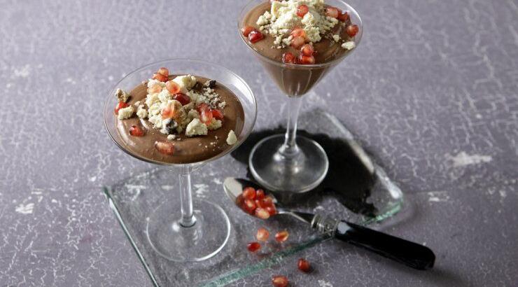 Σοκολατένια κρέμα με Philadelphia σερβιρισμένη σε ποτήρι με τρίματα από κουραμπιέδες και ρόδι