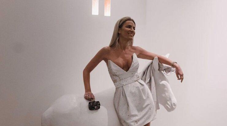 Yellow dreams: Το απόλυτο καλοκαιρινό σετ της Έφης Παπαιωάννου