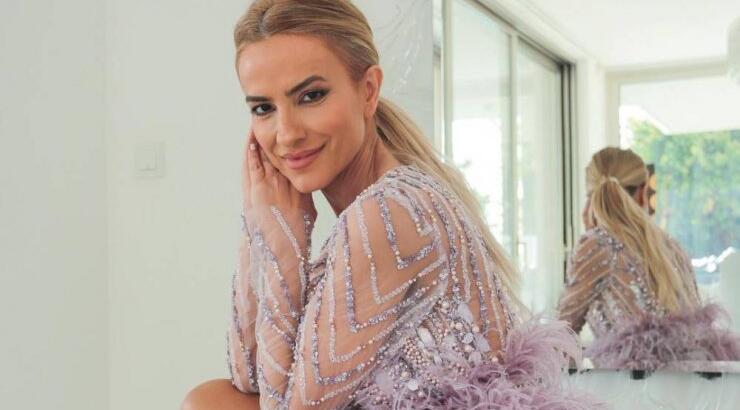 Έφη Παπαϊωάννου: Σας δείχνει ένα υπέροχο φόρεμα αν είστε καλεσμένες σε γάμο