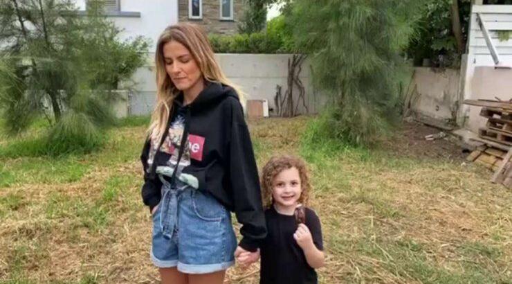 Έφη Παπαϊωάννου: Δείτε την να διαβάζει παραμύθι στον μικρό Κωνσταντίνο! [βίντεο]