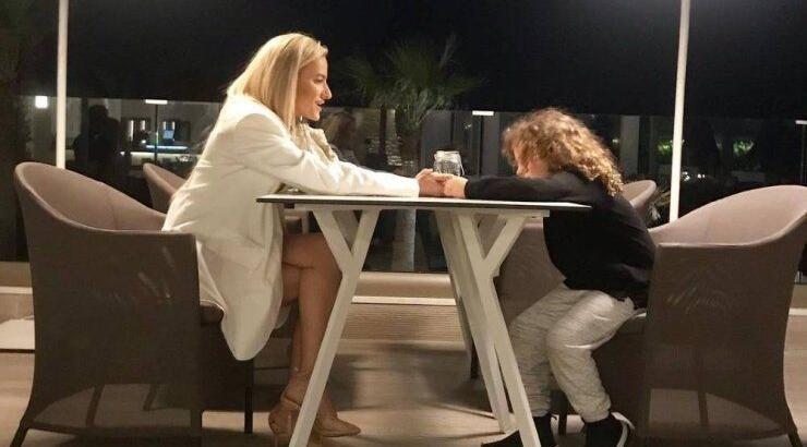 Έφη Παπαϊωάννου: Που βρέθηκε χθες με τον γιο της για να στηρίξουν τις δίδυμες κόρες της!