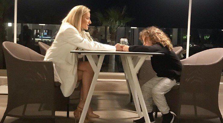 Έφη Παπαϊωάννου: Την “τσακώσαμε” να διασκεδάζει με τον γιο της! [βίντεο]