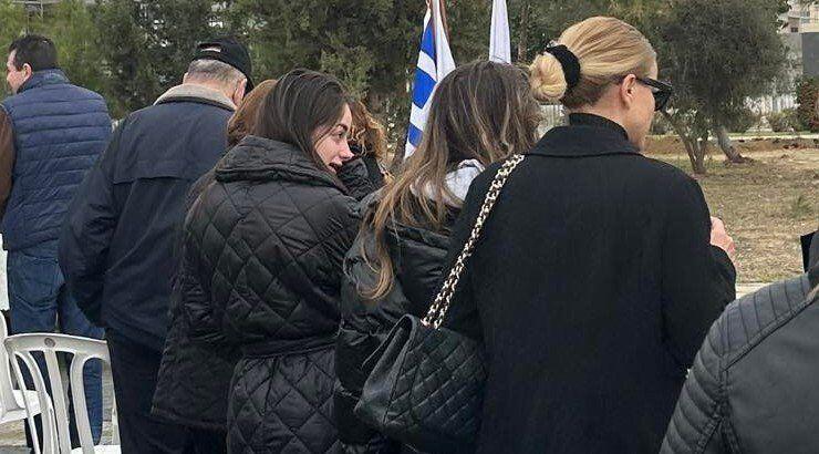 Έφη Παπαϊωάννου: Με τις κόρες της στη δεντροφύτευση εις μνήμη του Άντη Χατζηκωστή 