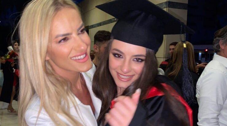 Έφη Παπαϊωάννου: Συγκινημένη στην αποφοίτηση της κόρης της, Αθηνάς! [εικόνα & βίντεο]