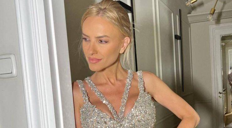 Η βραδινή έξοδος της Έφης Παπαϊωάννου στην Αθήνα με Θεοδωρίδου και Λιάγκα [βίντεο]