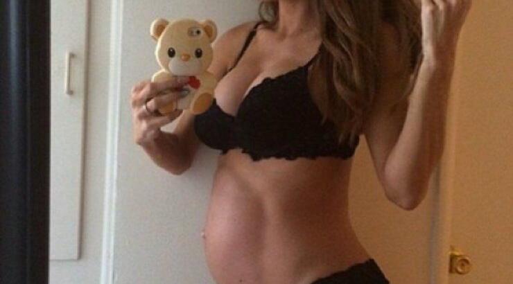 H έγκυος με τους...κοιλιακούς προκαλεί ξανά!