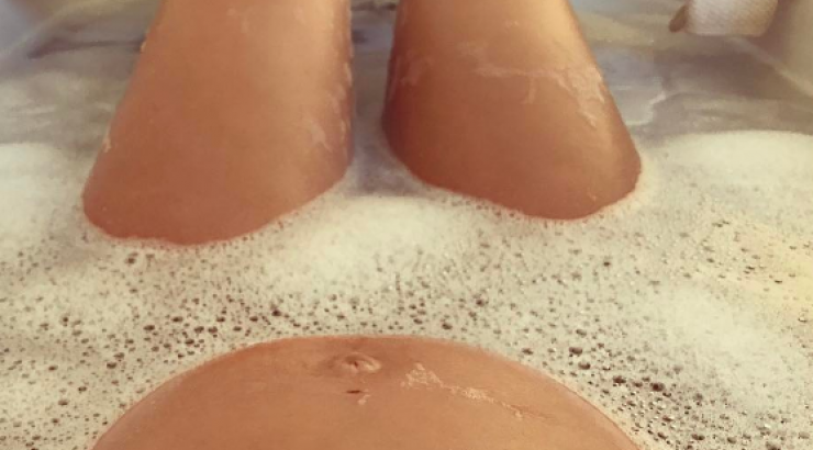 Με αυτή τη φωτογραφία πασίγνωστο μοντέλο επιβεβαιώνει εγκυμοσύνη και αρραβώνα!