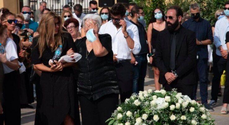 Συντετριμμένη η Έρικα Πρεζεράκου: Ράγισαν καρδιές στην κηδεία της 7χρονης Αναστασίας! 