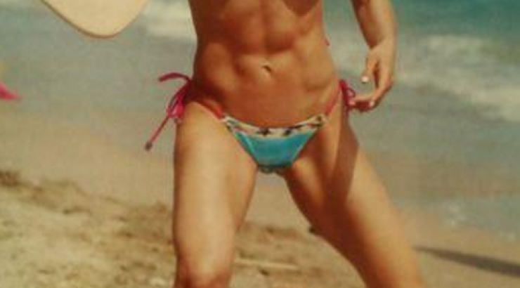 Οι κοιλιακοί Ελληνίδας τραγουδίστριας που θα σας αφήσουν με το στόμα ανοικτό! [εικόνες]