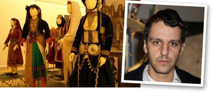 Ο Marios Schwab εγκαινίασε έκθεση ελληνικών παραδοσιακών φορεμάτων στο Λονδίνο