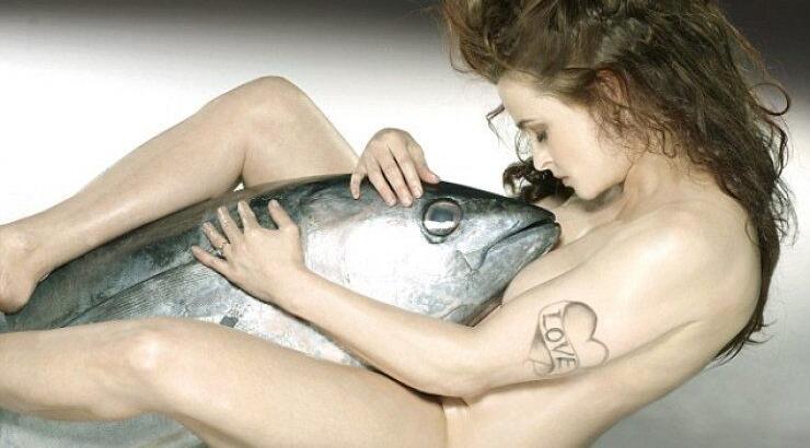 H Ελενα Μπόναμ Κάρτερ γυμνή αγκαλιάζει ένα τεράστιο ψάρι [εικόνες]