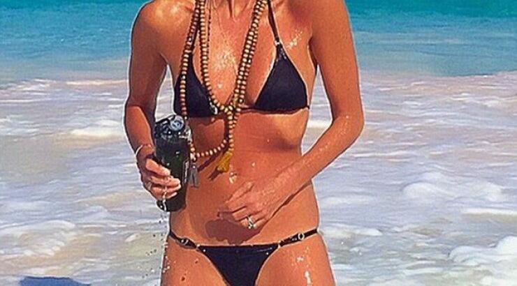 Η Ελ ΜακΦέρσον στα 51 μόνο με το μαγιό της