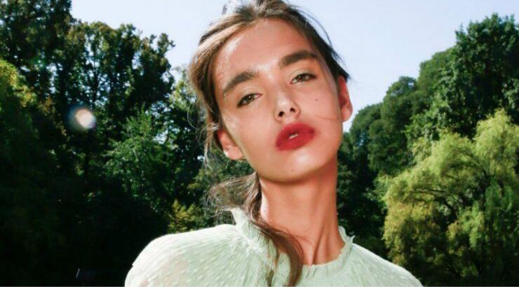 Ένα ελαφρύ, καλοκαιρινό μακιγιάζ ιδανικό για όλες τις ώρες