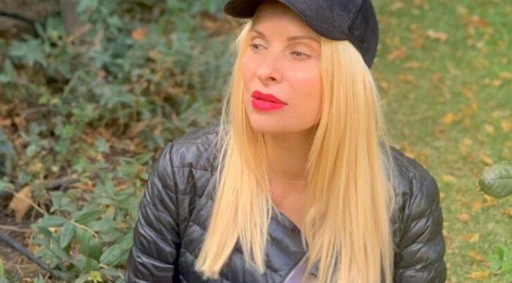 Ελένη Μενεγάκη: Το εντυπωσιακό της τρίκυκλο και η βόλτα στον κήπο του σπιτιού της! 