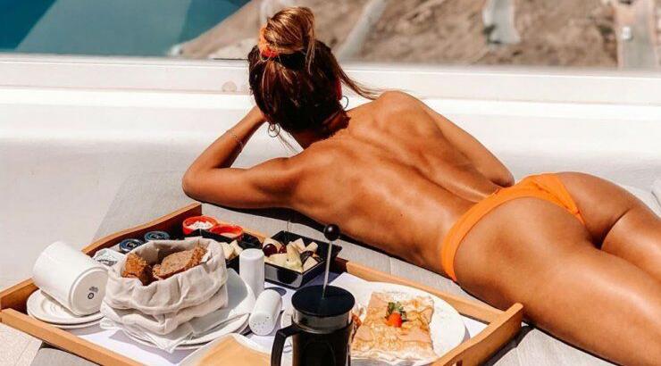 Επώνυμη Κύπρια ποζάρει topless στη Σαντορίνη και "ρίχνει" το instagram!