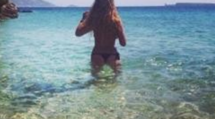 Επώνυμη Κύπρια κάνει topless στην παραλία φορώντας στρινγκ!
