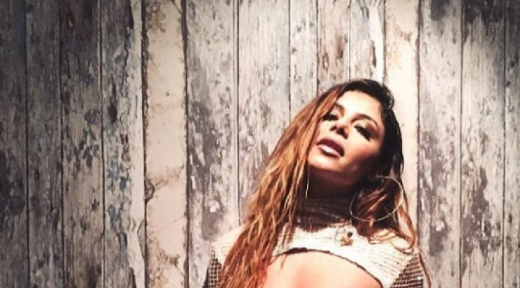 Ελευθερία Ελευθερίου: Ποζάρει πιο σέξι από ποτέ στην αυλή του σπιτιού της στην Κύπρο!