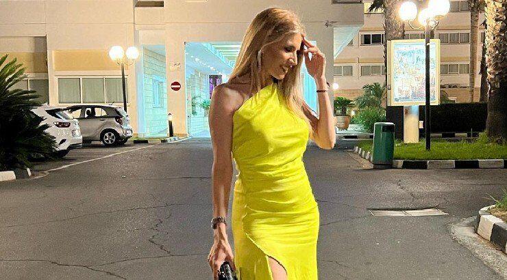 Έλενα Ανδρέου: Πόζαρε με μίνι εφαρμοστό φόρεμα στις διακοπές της και είδαμε τη φουσκωμένη της κοιλίτσα!