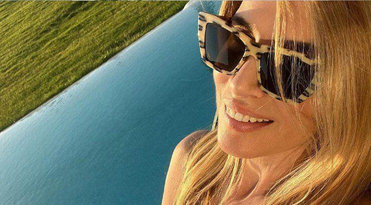 Έλενα Ανδρέου: Μερικές εβδομάδες πριν γεννήσει ποζάρει με στενό φόρεμα χαϊδεύοντας την κοιλίτσα της