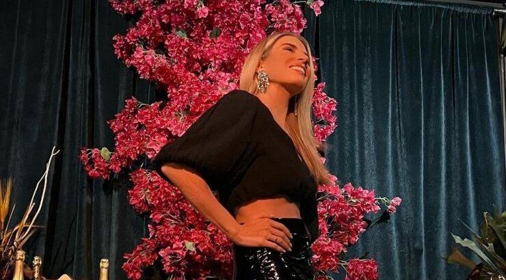 Έλενα Ανδρέου: Σου δείχνει πώς να προσθέσεις λάμψη σε ένα total black look