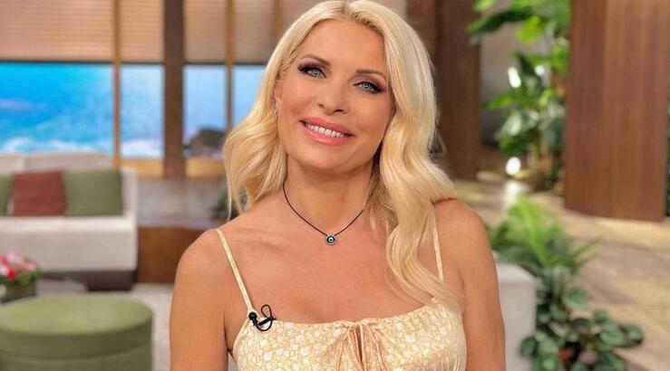 Ελένη Μενεγάκη: Η πρώτη φωτογραφία της για φέτος με μπικίνι - Ξαπλωμένη σε παραλία στην Άνδρο