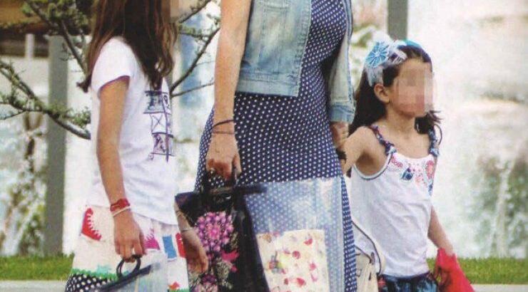 Απίθανες! Δείτε την Ελένη Μενεγάκη να κάνει βουτιές από το σκάφος με τις δύο της κόρες